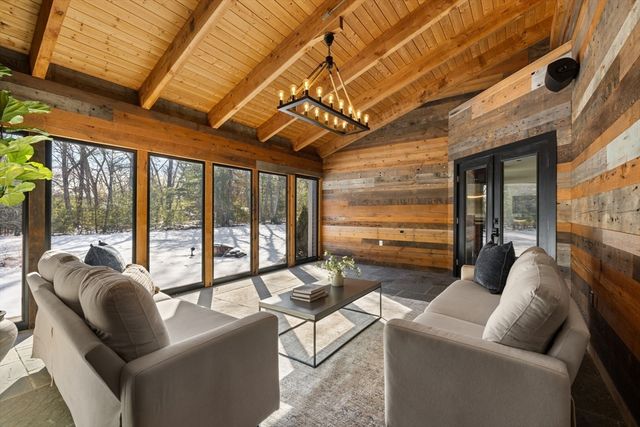 9 Coach Rd, Plainville, MA 02762