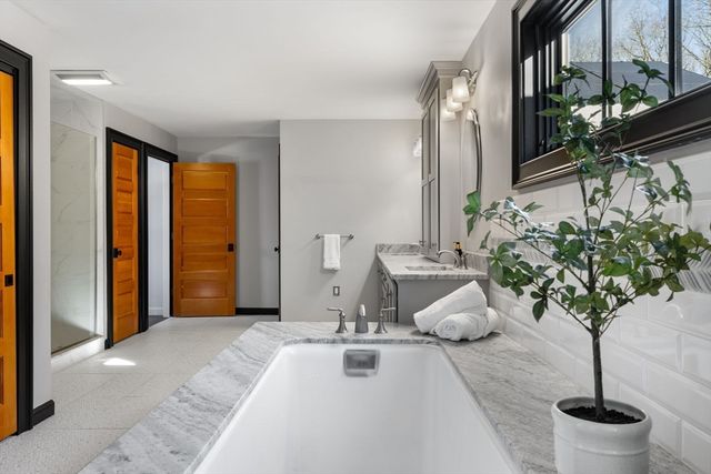 9 Coach Rd, Plainville, MA 02762