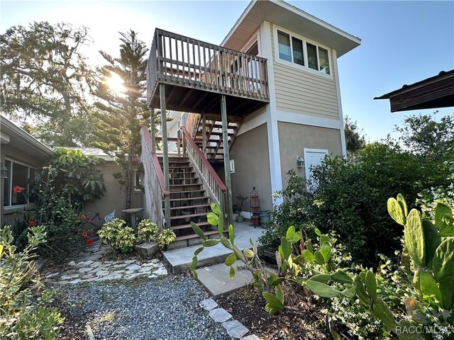 1203 SE Kings Bay Drive, Crystal River, FL 34429