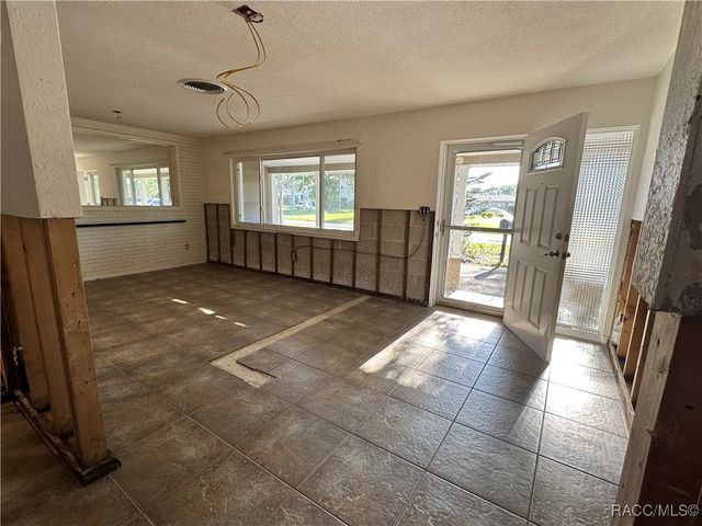 1203 SE Kings Bay Drive, Crystal River, FL 34429