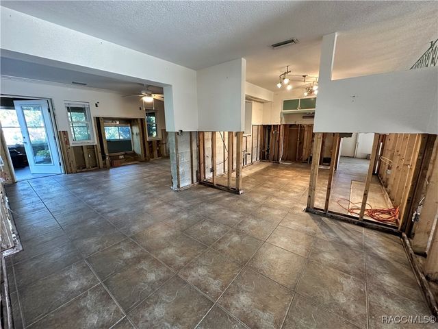 1203 SE Kings Bay Drive, Crystal River, FL 34429