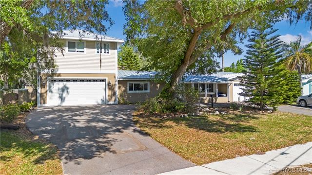 1203 SE Kings Bay Drive, Crystal River, FL 34429