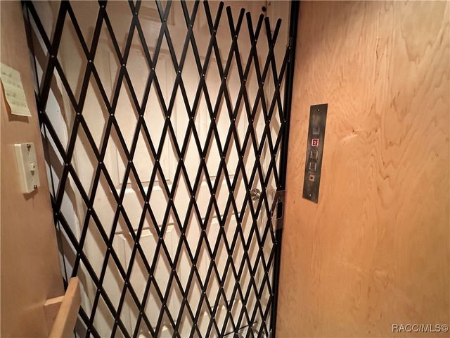 1203 SE Kings Bay Drive, Crystal River, FL 34429