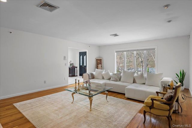 23 Medford Lane, Scarsdale, NY 10583