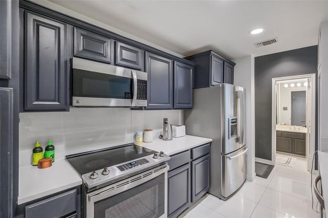 1112 Bering Drive 64, Houston, TX 77057