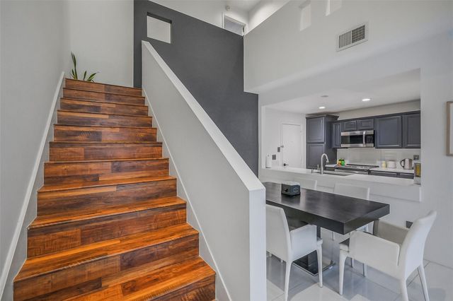 1112 Bering Drive 64, Houston, TX 77057