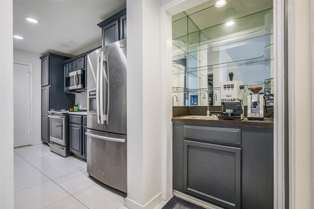 1112 Bering Drive 64, Houston, TX 77057