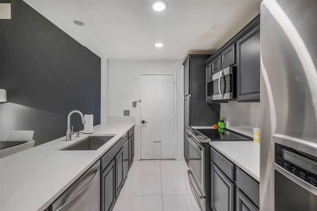 1112 Bering Drive 64, Houston, TX 77057