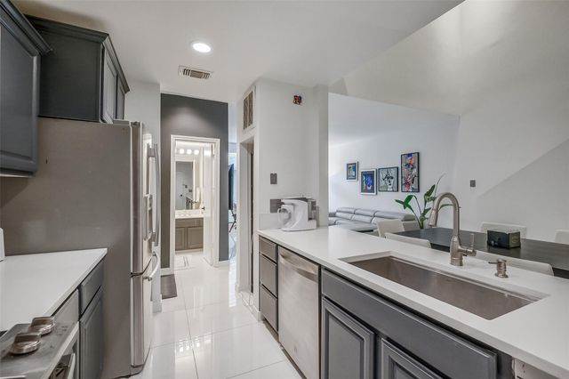 1112 Bering Drive 64, Houston, TX 77057