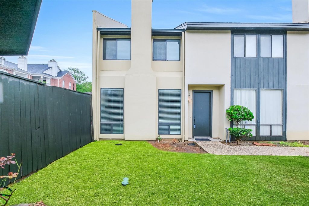 1112 Bering Drive 64, Houston, TX 77057