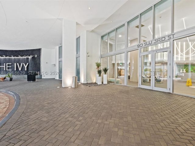 90 SW 3rd St 3802, Miami, FL 33130