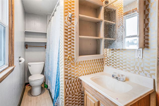 4002 10th Street, Des Moines, IA 50313