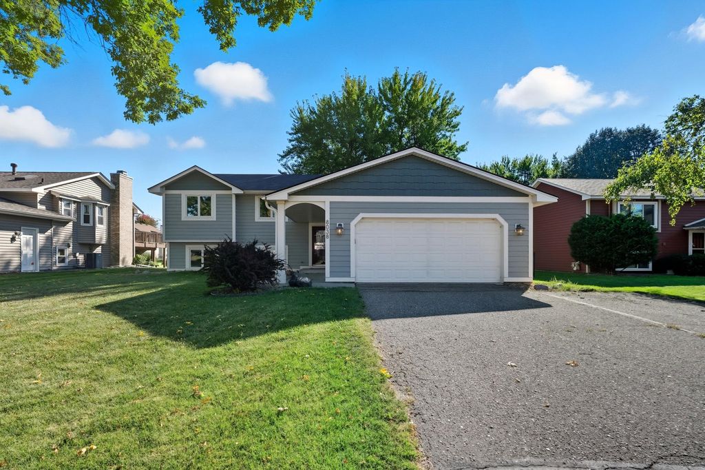 8038 Upper 145th Street W, Apple Valley, MN 55124