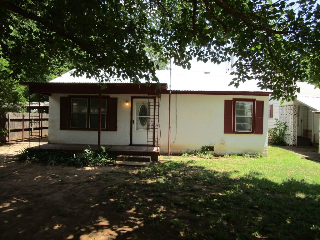 504 N Cedar Street, Seymour, TX 76380