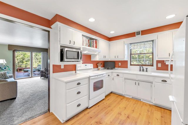 3826 HIDDEN VALLEY LANE, Green Bay, WI 54311