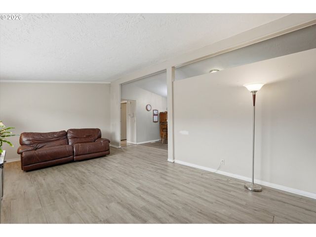 1000 S MCKERN Ct 102, Newberg, OR 97132