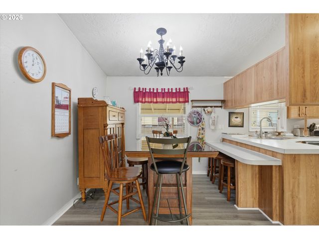 1000 S MCKERN Ct 102, Newberg, OR 97132