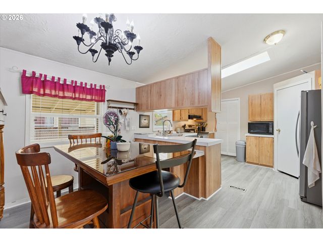 1000 S MCKERN Ct 102, Newberg, OR 97132