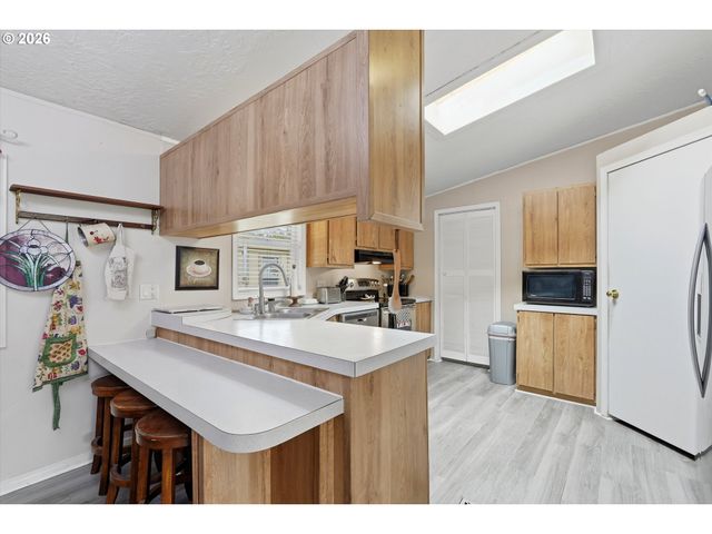 1000 S MCKERN Ct 102, Newberg, OR 97132