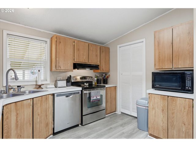 1000 S MCKERN Ct 102, Newberg, OR 97132