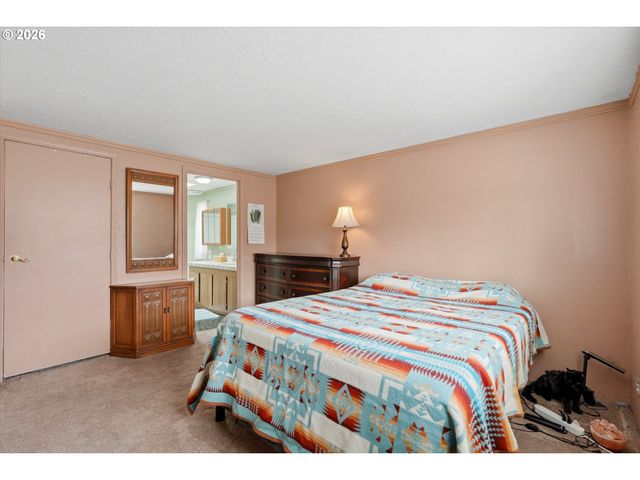 1000 S MCKERN Ct 102, Newberg, OR 97132