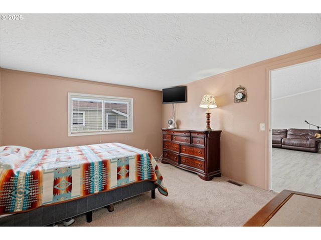 1000 S MCKERN Ct 102, Newberg, OR 97132