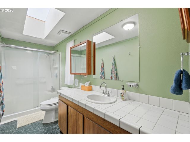 1000 S MCKERN Ct 102, Newberg, OR 97132