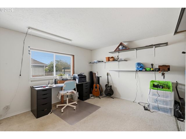 1000 S MCKERN Ct 102, Newberg, OR 97132