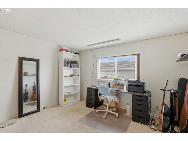 1000 S MCKERN Ct 102, Newberg, OR 97132