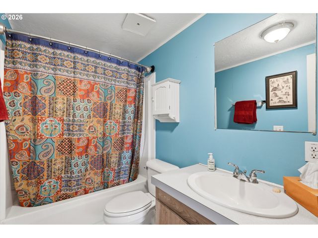 1000 S MCKERN Ct 102, Newberg, OR 97132