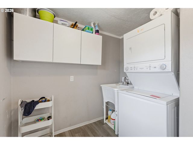 1000 S MCKERN Ct 102, Newberg, OR 97132