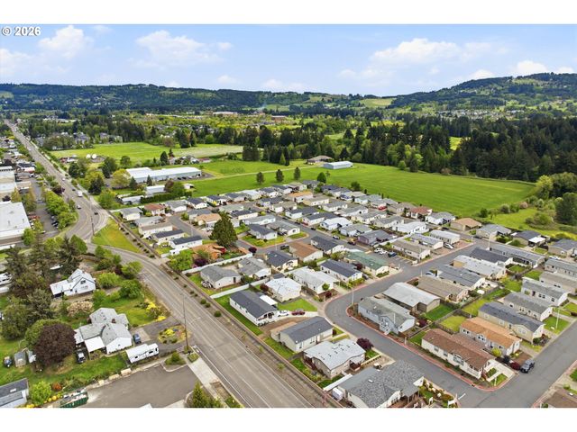 1000 S MCKERN Ct 102, Newberg, OR 97132