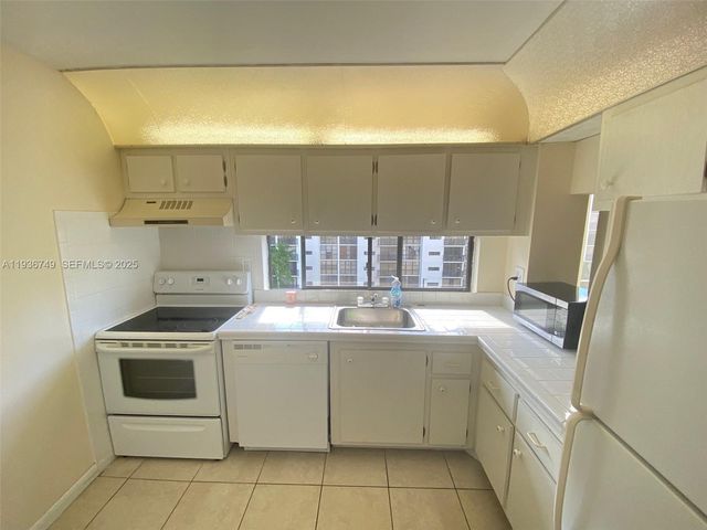 16919 N Bay Rd 620, Sunny Isles Beach, FL 33160