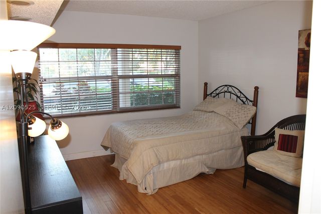 3980 Oaks Clubhouse Dr 110, Pompano Beach, FL 33069