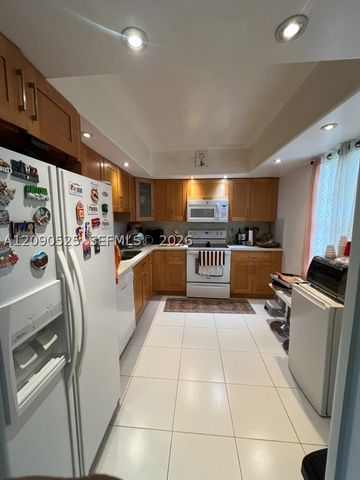 3980 Oaks Clubhouse Dr 110, Pompano Beach, FL 33069
