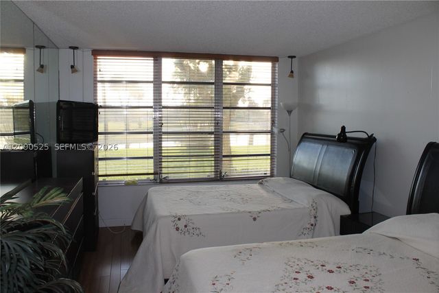 3980 Oaks Clubhouse Dr 110, Pompano Beach, FL 33069