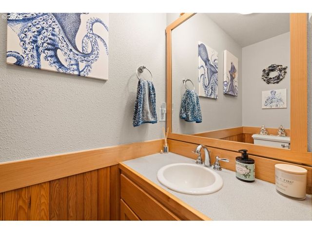 5700 BAREFOOT Ln, Pacific City, OR 97135