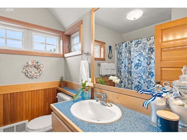 5700 BAREFOOT Ln, Pacific City, OR 97135