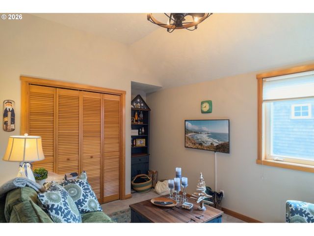 5700 BAREFOOT Ln, Pacific City, OR 97135