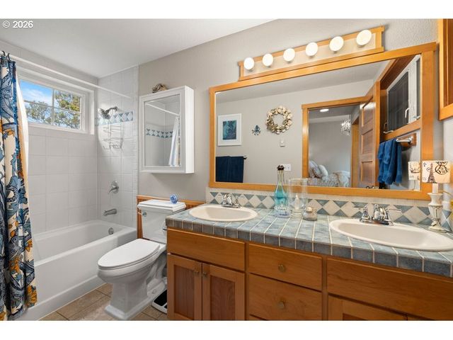 5700 BAREFOOT Ln, Pacific City, OR 97135