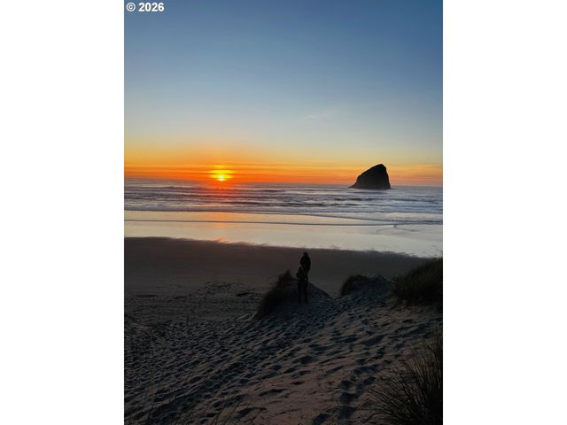 5700 BAREFOOT Ln, Pacific City, OR 97135