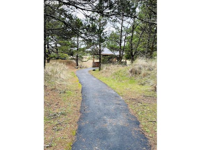 5700 BAREFOOT Ln, Pacific City, OR 97135