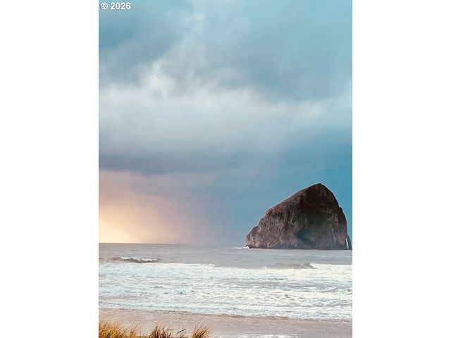 5700 BAREFOOT Ln, Pacific City, OR 97135