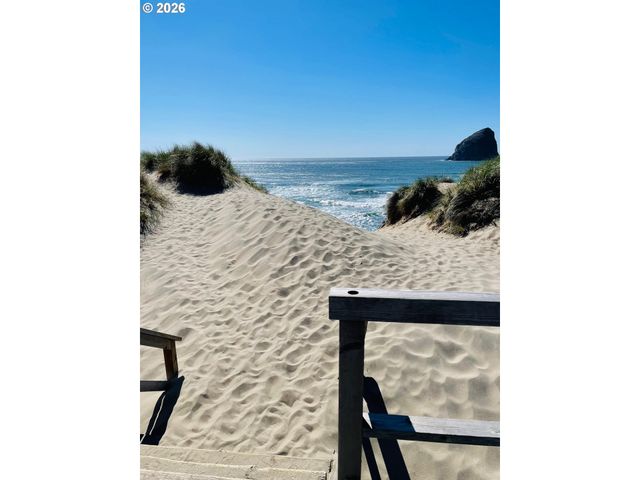 5700 BAREFOOT Ln, Pacific City, OR 97135