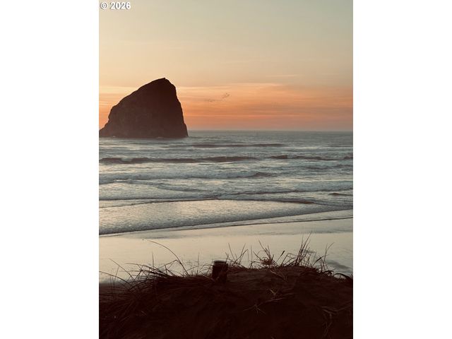 5700 BAREFOOT Ln, Pacific City, OR 97135