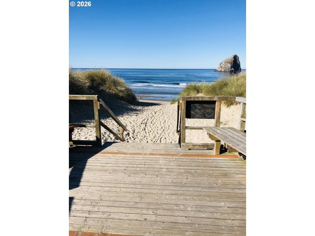 5700 BAREFOOT Ln, Pacific City, OR 97135