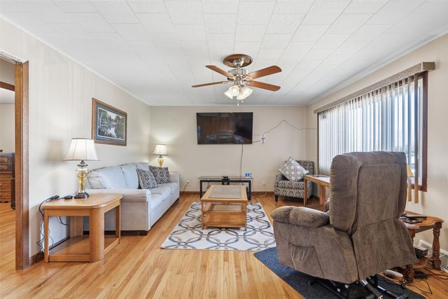 155 Oklahoma Avenue SW, Cedar Rapids, IA 52404