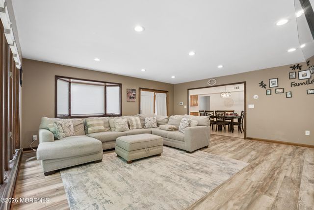 24 Jubilee Circle, Aberdeen, NJ 07747
