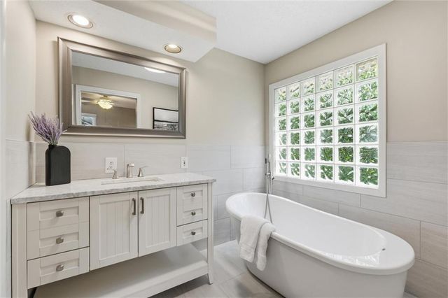 7909 Outlook Lane, Prairie Village, KS 66208
