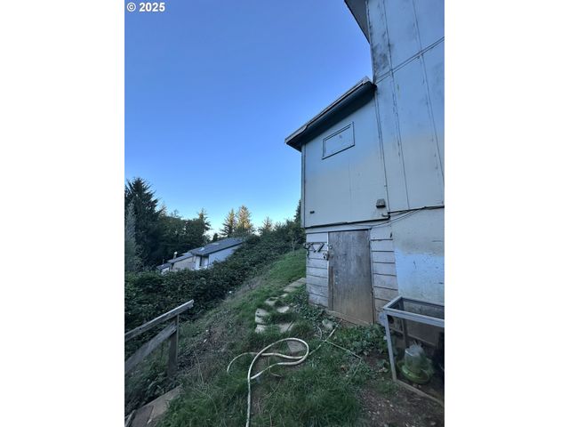 539 S 12TH St, Coos Bay, OR 97420